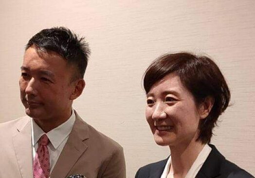 衆議院議員の大石晃子さんが44歳の時に山本太郎さんと一緒に写っている写真です。